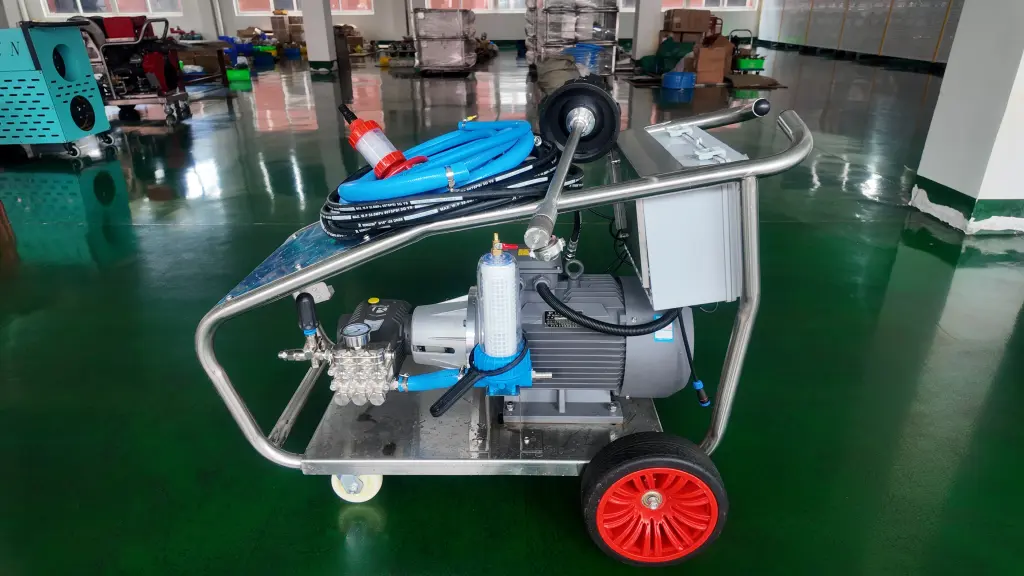 Sistema móvel com bomba de alta pressão e cabeçote 3D para lavagem interna de IBC