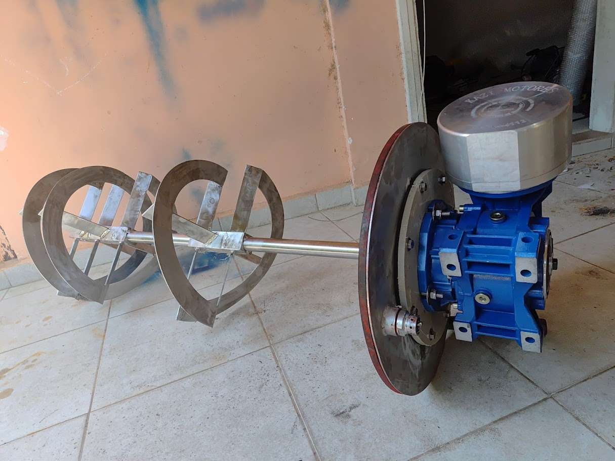 Agitador para tanque IBC com hélice helicoidal para tinta pesada