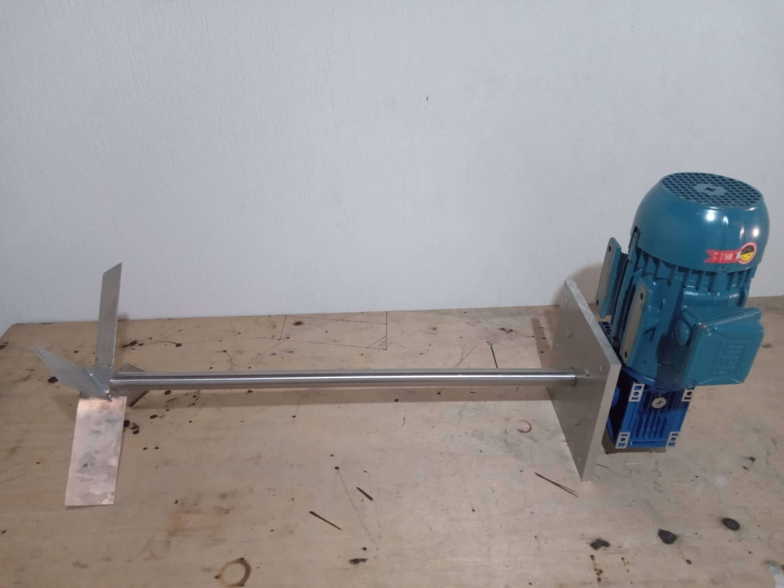 Agitador lento com redutor para tanques industriais Mabily