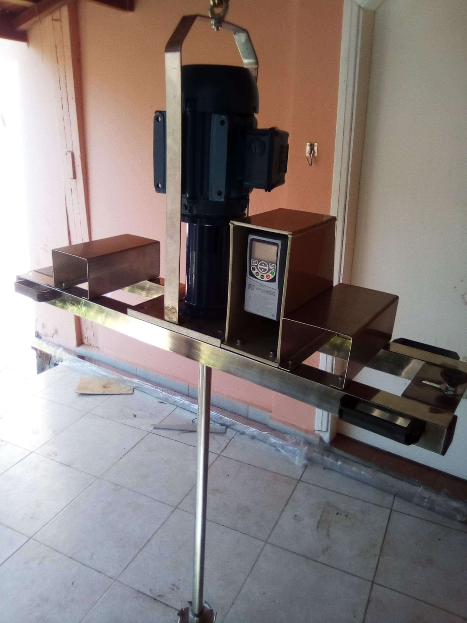 Misturador para tanque IBC com motor elétrico e disco Cowles