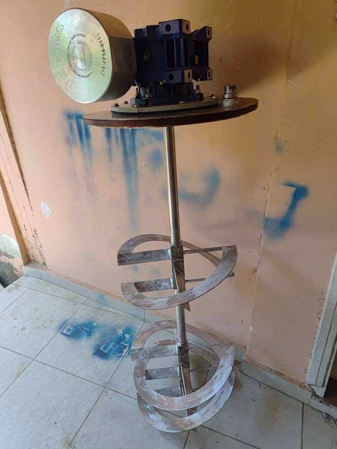 Misturador pneumático com hélice helicoidal para mistura pesada em tanque IBC