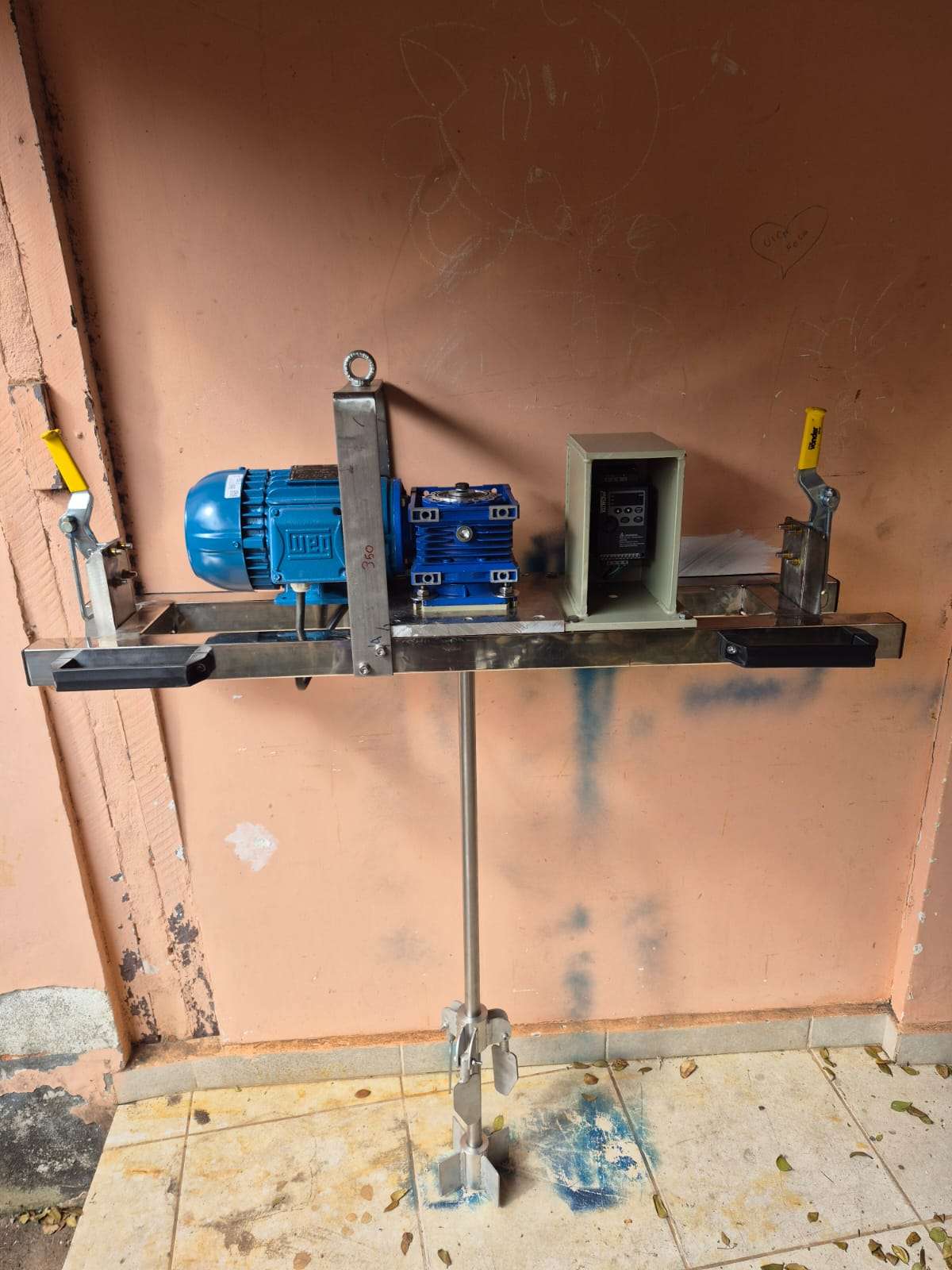 Misturador para tanque IBC com motoredutor, inversor de frequência e hélice retrátil em aço inox